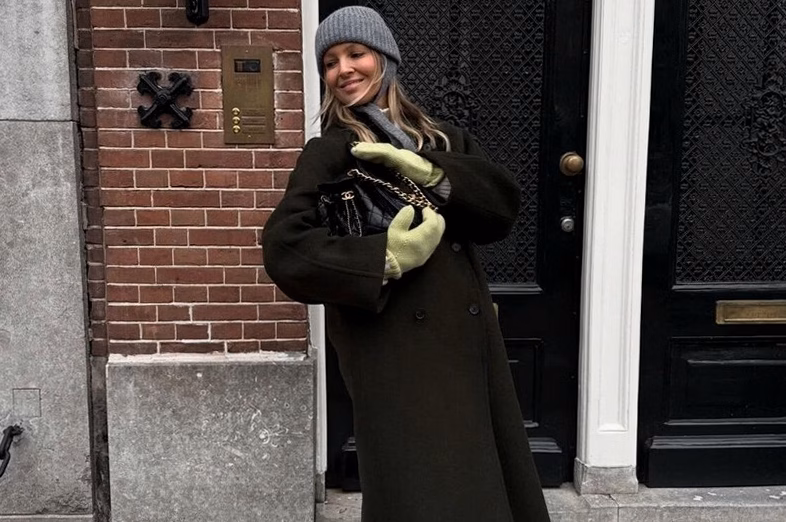 Katie Holmes adopte la couleur phare de la rentrée lors de son apparition à New York