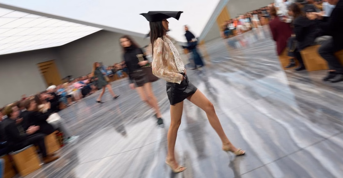Rentrée 2026 : Capes théâtrales et velours somptueux au cœur des 10 tendances mode incontournables