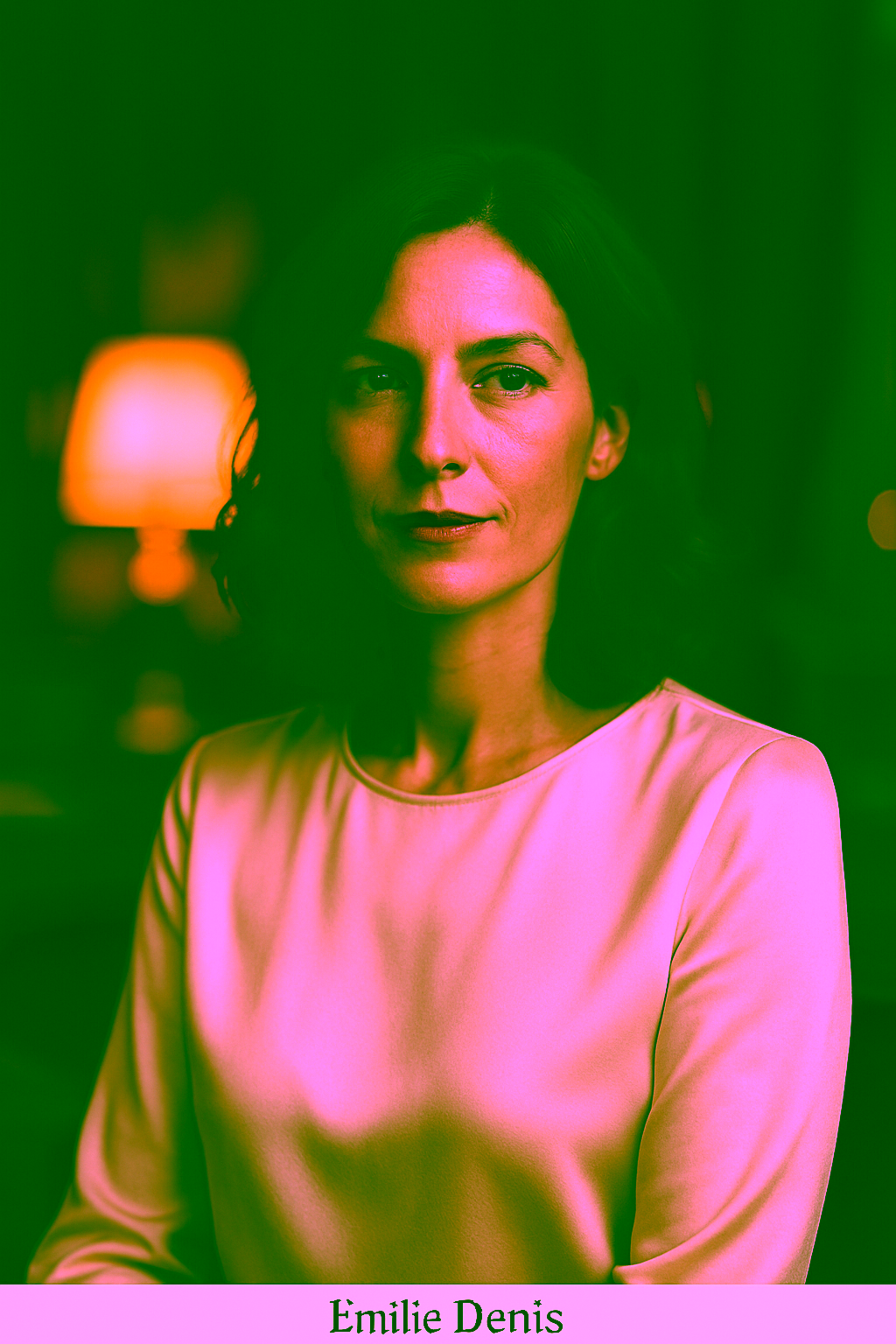 Portrait d’une femme brune en intérieur chaleureux
